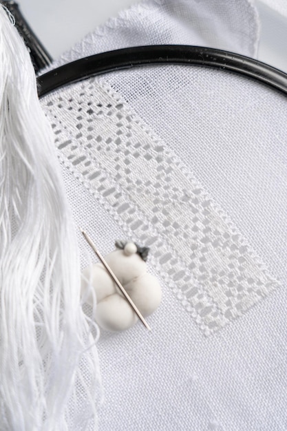 haftowane rękodzieło na jasnym tle